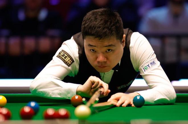 浙媒：大莲花现场座位上已摆满印有“中国加油”字样的助威服.